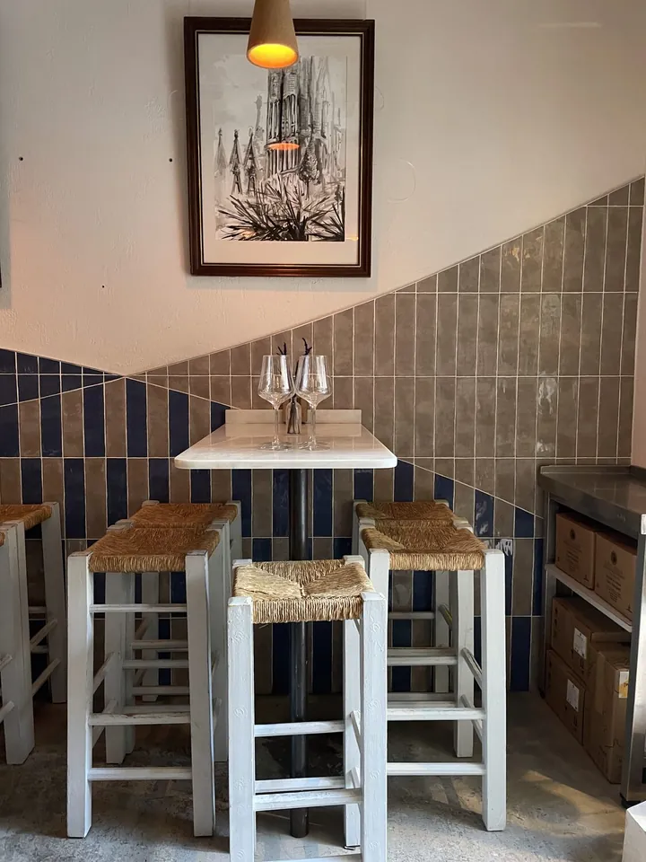 Mesas altas — The Net Zero Wine Bar, Gràcia, Barcelona